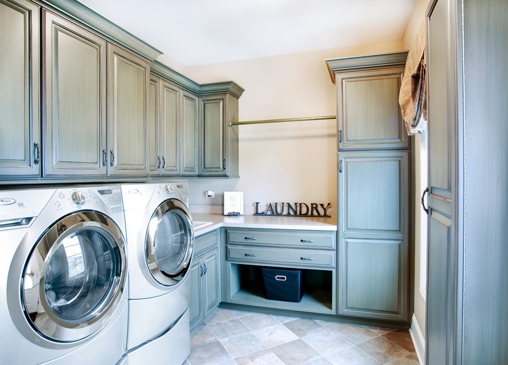 Foto di una lavanderia classica con top beige e ante grigie