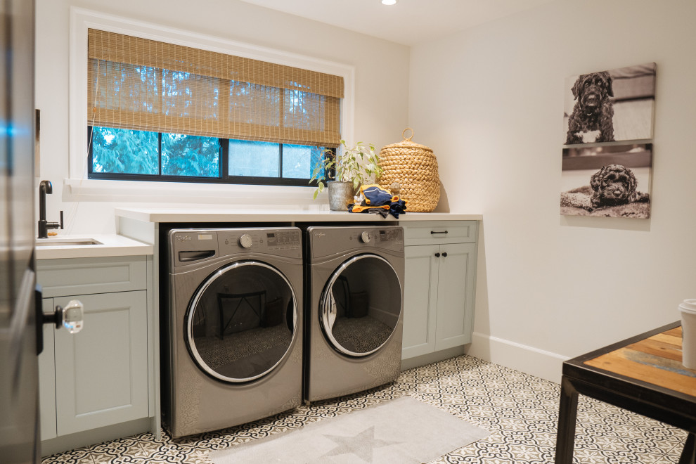 Idéer för en stor klassisk vita linjär tvättstuga enbart för tvätt, med en enkel diskho, skåp i shakerstil, blå skåp, vita väggar och en tvättmaskin och torktumlare bredvid varandra