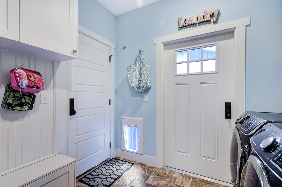 Foto på en liten amerikansk parallell tvättstuga enbart för tvätt, med skåp i shakerstil, vita skåp, blå väggar, klinkergolv i keramik, en tvättmaskin och torktumlare bredvid varandra och brunt golv