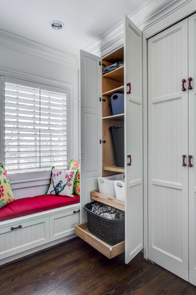 Ejemplo de lavadero en L de estilo de casa de campo con armarios con paneles empotrados, puertas de armario blancas, suelo de madera en tonos medios y encimeras rojas