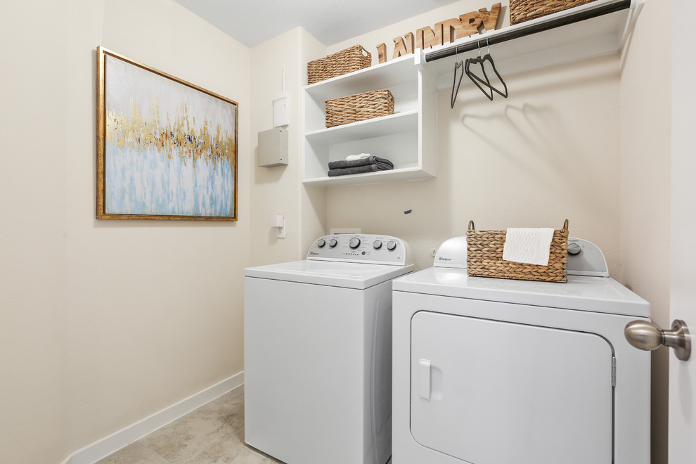 Idéer för att renovera en mellanstor funkis linjär tvättstuga enbart för tvätt, med öppna hyllor, vita skåp, beige väggar, klinkergolv i keramik, en tvättmaskin och torktumlare bredvid varandra och beiget golv