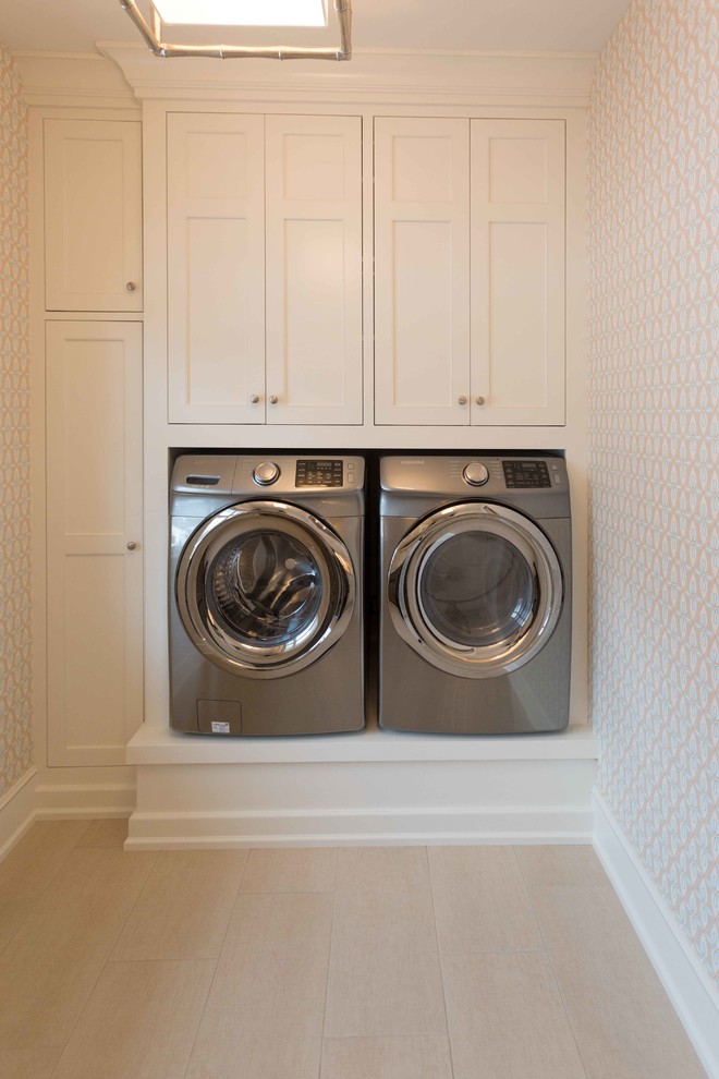 Idee per una sala lavanderia classica di medie dimensioni con ante bianche, pavimento in gres porcellanato, lavatrice e asciugatrice affiancate, lavello sottopiano, ante con riquadro incassato e pareti beige