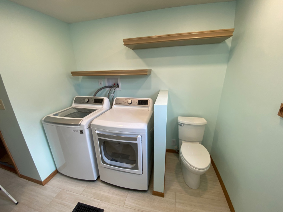コロンバスにあるラグジュアリーな中くらいなトランジショナルスタイルのおしゃれな家事室 (茶色いキャビネット、緑の壁、左右配置の洗濯機・乾燥機) の写真