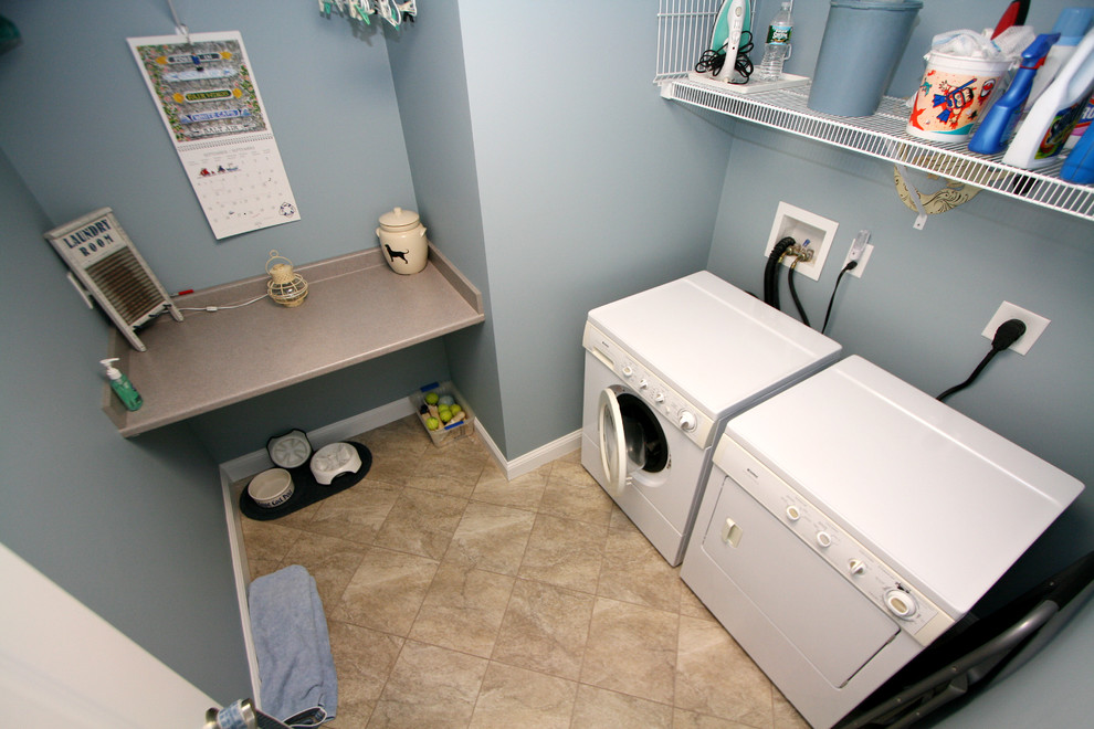 Idéer för en klassisk l-formad tvättstuga, med en tvättmaskin och torktumlare bredvid varandra