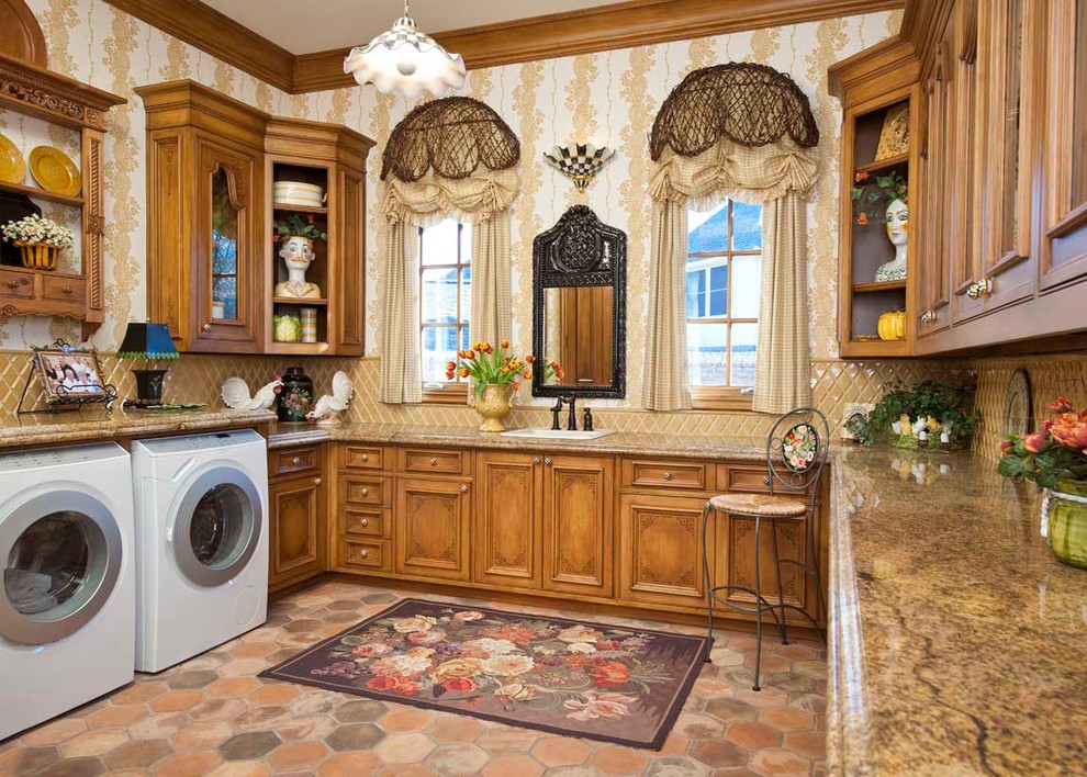Esempio di una lavanderia classica con lavello da incasso, ante in legno scuro e lavatrice e asciugatrice affiancate