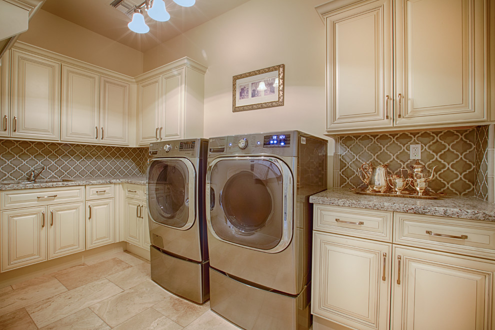 Große Klassische Waschküche in L-Form mit Unterbauwaschbecken, profilierten Schrankfronten, weißen Schränken, Granit-Arbeitsplatte, beiger Wandfarbe, Keramikboden, Waschmaschine und Trockner nebeneinander und beiger Arbeitsplatte in Phoenix