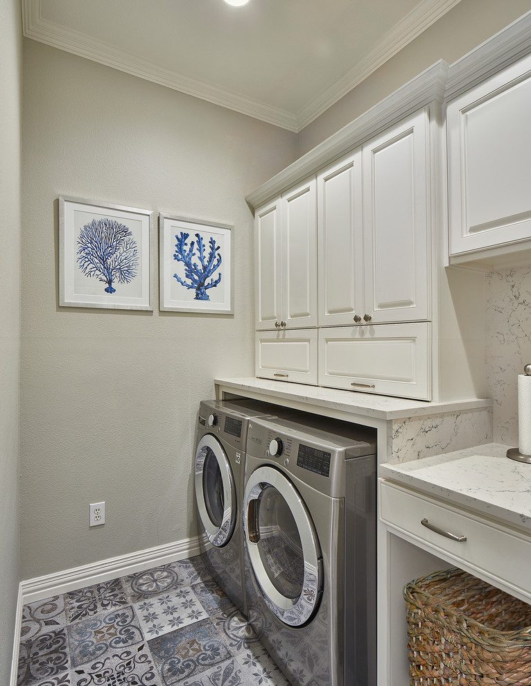 Immagine di una piccola lavanderia chic con lavello sottopiano, pareti grigie, pavimento in gres porcellanato, lavatrice e asciugatrice affiancate, pavimento multicolore e top bianco