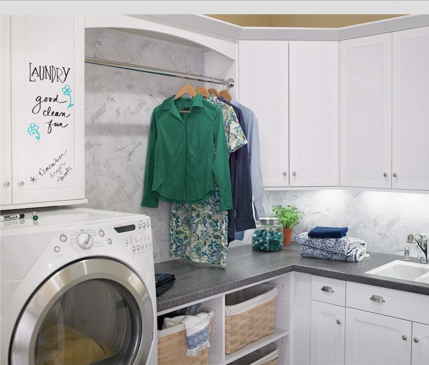 Einzeilige, Mittelgroße Klassische Waschküche mit Schrankfronten im Shaker-Stil, weißen Schränken, Arbeitsplatte aus Holz und Waschmaschine und Trockner nebeneinander in Atlanta