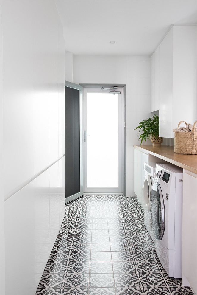 Example of a beach style laundry room design in Gold Coast - Tweed