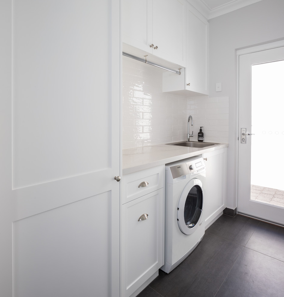 Immagine di una lavanderia classica con lavello da incasso, ante in stile shaker, ante bianche, top in quarzo composito e top bianco