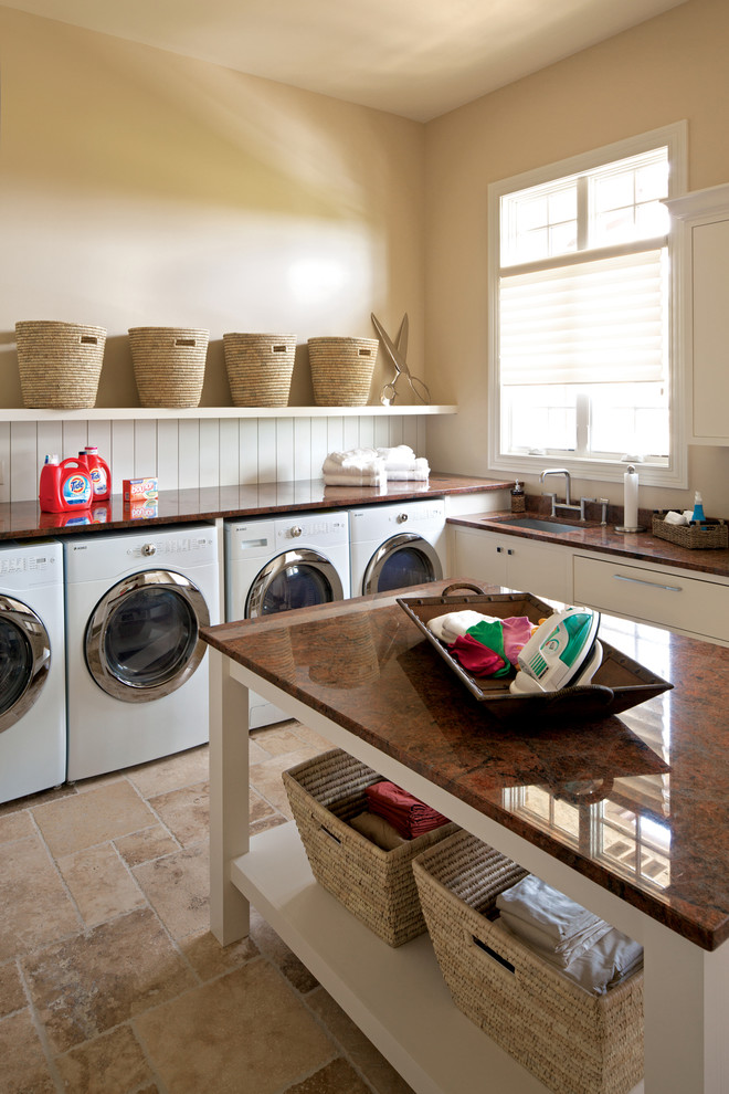 Imagen de lavadero clásico renovado con fregadero bajoencimera, suelo beige y encimeras marrones