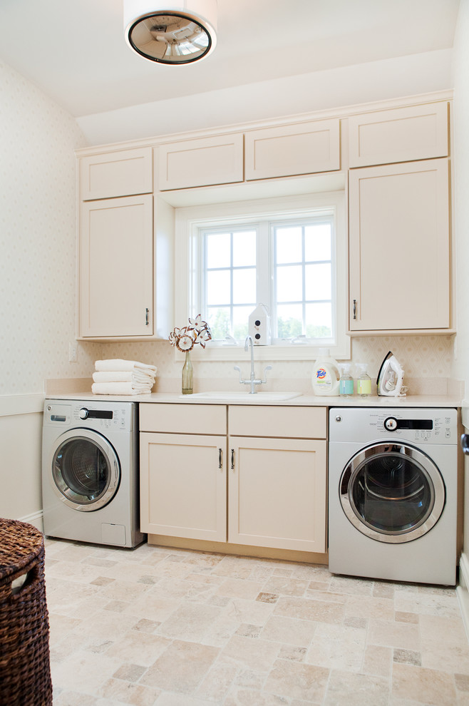 Immagine di una lavanderia chic con ante in stile shaker, ante beige, lavatrice e asciugatrice affiancate, pavimento beige e top beige