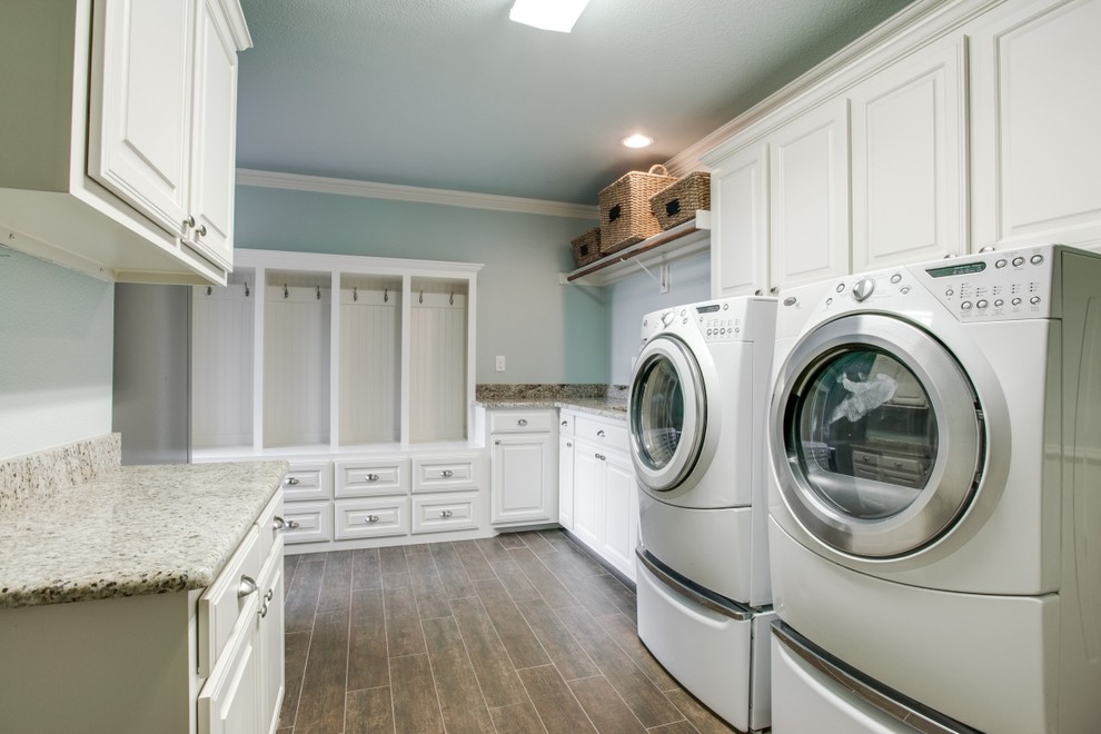 Laundry room - transitional laundry room idea in Dallas