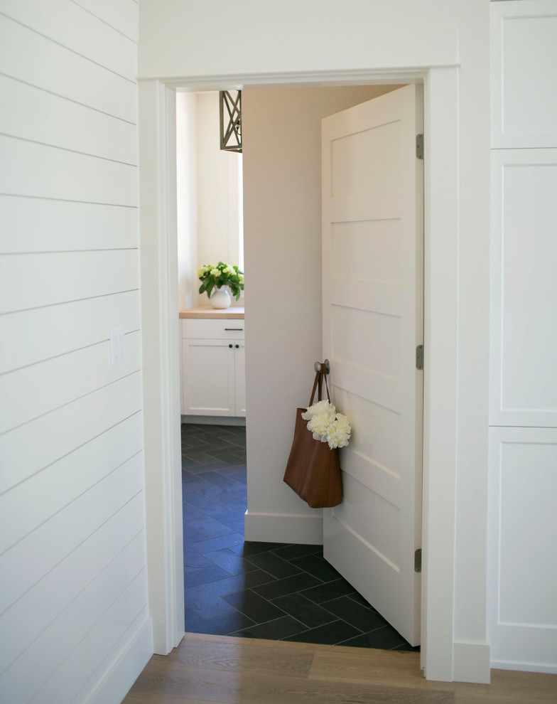 Esempio di una piccola sala lavanderia country con lavatoio, ante in stile shaker, ante bianche, top in legno, pareti bianche, pavimento in ardesia e lavatrice e asciugatrice affiancate
