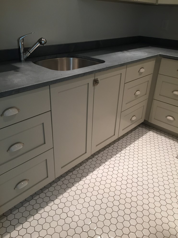 Foto de cuarto de lavado en L de estilo de casa de campo con fregadero bajoencimera, armarios estilo shaker y suelo de baldosas de cerámica