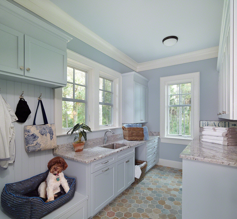 Multifunktionaler, Zweizeiliger Maritimer Hauswirtschaftsraum mit Unterbauwaschbecken, Schrankfronten im Shaker-Stil, blauen Schränken und blauer Wandfarbe in Charleston