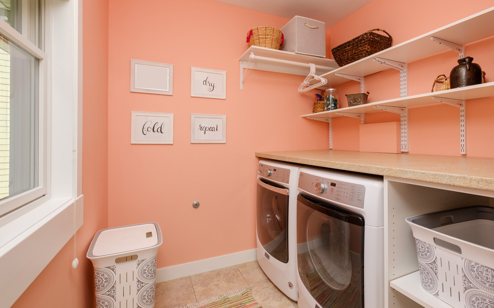 他の地域にある小さなトランジショナルスタイルのおしゃれな洗濯室 (I型、オープンシェルフ、白いキャビネット、ラミネートカウンター、左右配置の洗濯機・乾燥機、マルチカラーのキッチンカウンター、オレンジの壁、セラミックタイルの床、ベージュの床) の写真