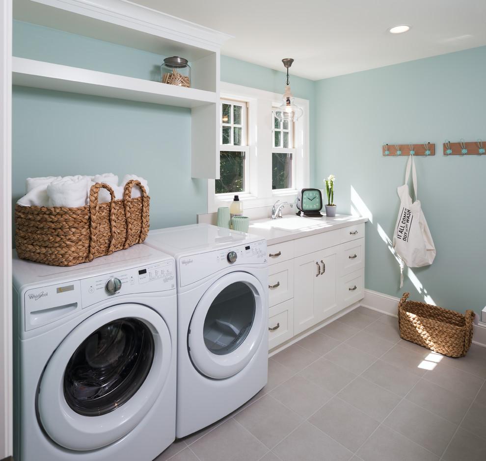 Idee per una grande sala lavanderia tradizionale con ante bianche, pareti blu, lavatrice e asciugatrice affiancate, pavimento grigio, lavello a vasca singola e ante in stile shaker
