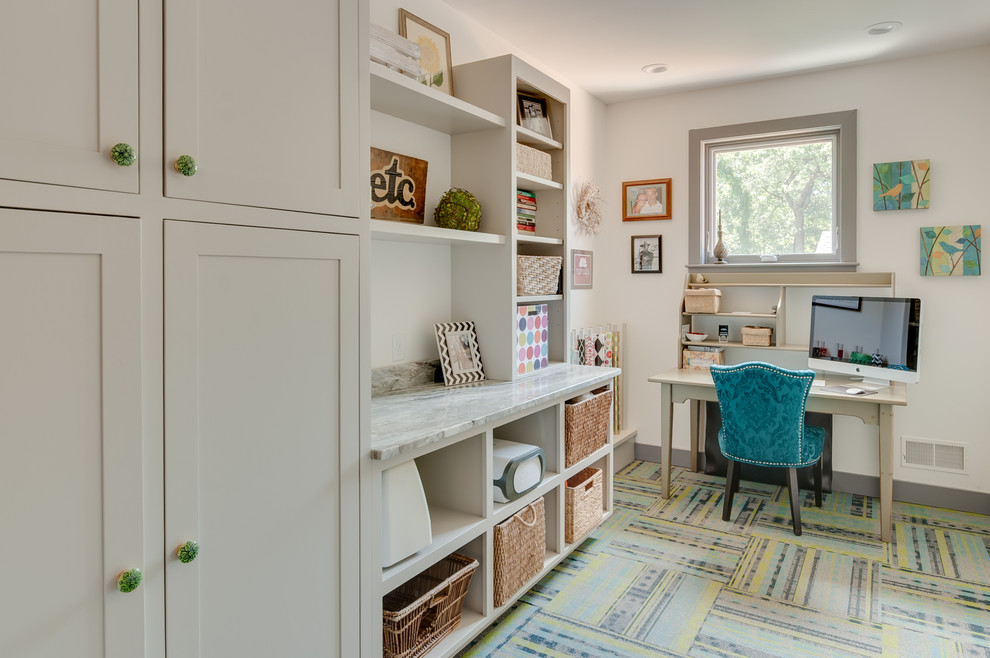 Idées déco pour une grande buanderie linéaire éclectique multi-usage avec un placard à porte shaker, des portes de placard grises, un plan de travail en granite, un mur blanc, moquette et des machines côte à côte.