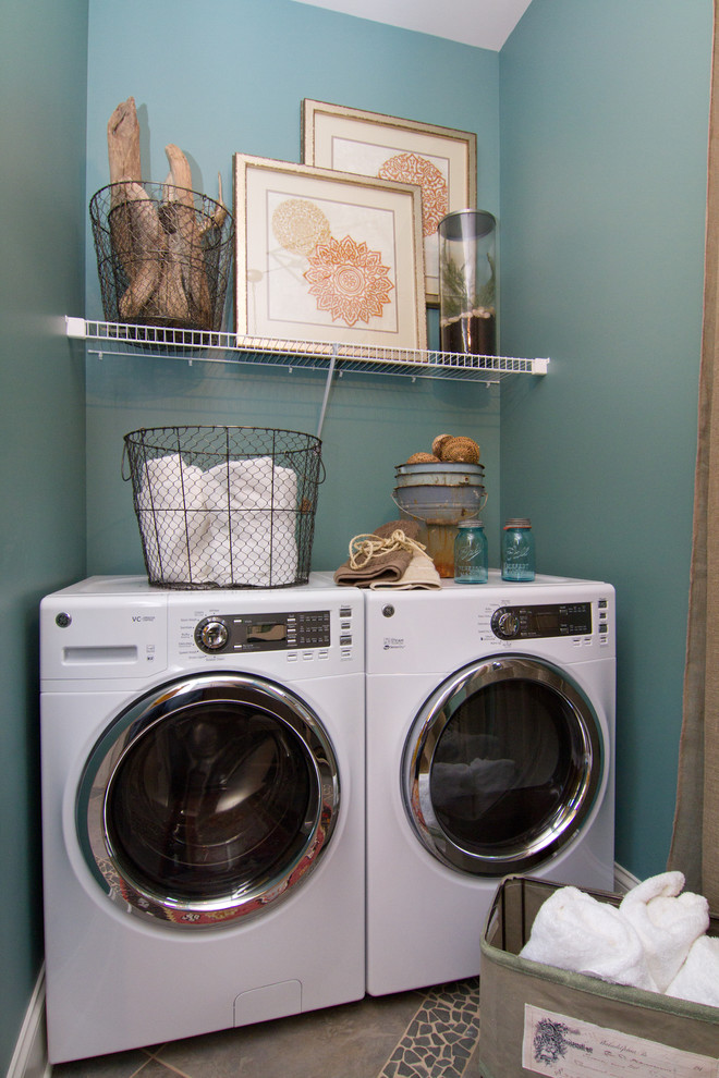 ルイビルにあるエクレクティックスタイルのおしゃれなランドリールーム (青い壁、左右配置の洗濯機・乾燥機、グレーの床) の写真