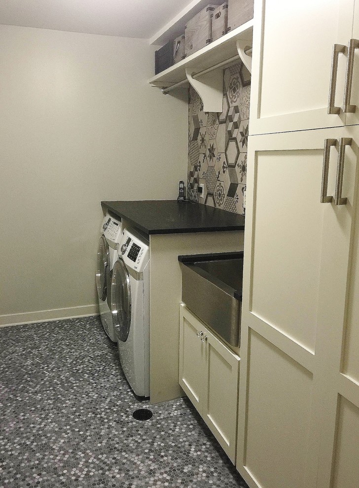 Einzeilige, Mittelgroße Eklektische Waschküche mit Landhausspüle, Schrankfronten im Shaker-Stil, Granit-Arbeitsplatte, Keramikboden und Waschmaschine und Trockner nebeneinander in Philadelphia