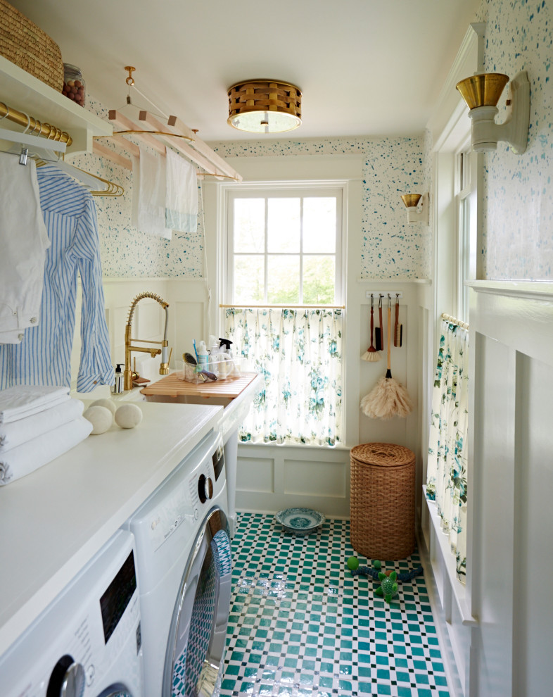 Idee per una piccola sala lavanderia tradizionale con pavimento in terracotta e lavatrice e asciugatrice affiancate