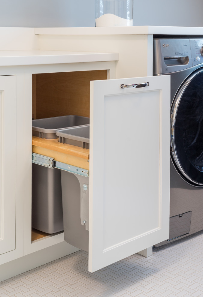 Inspiration för stora klassiska l-formade tvättstugor enbart för tvätt, med en enkel diskho, luckor med infälld panel, vita skåp och en tvättmaskin och torktumlare bredvid varandra