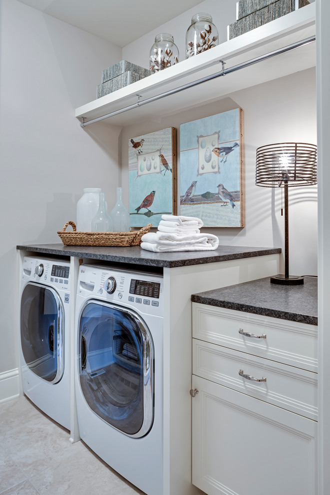 ミネアポリスにあるトラディショナルスタイルのおしゃれな洗濯室 (白いキャビネット、大理石カウンター、左右配置の洗濯機・乾燥機) の写真