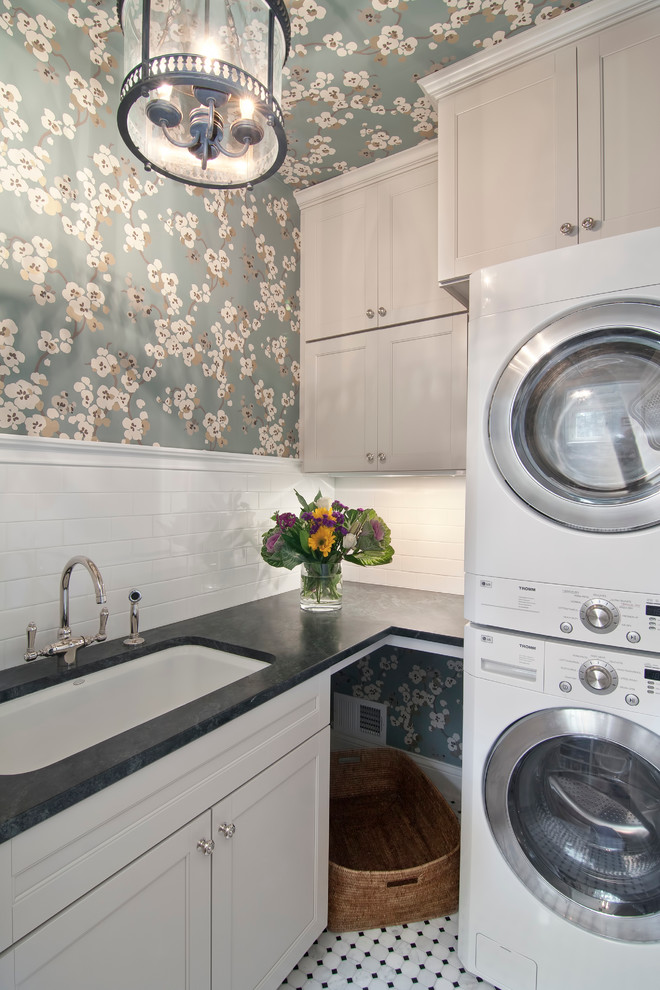 Immagine di una lavanderia classica con pareti multicolore e lavatrice e asciugatrice a colonna