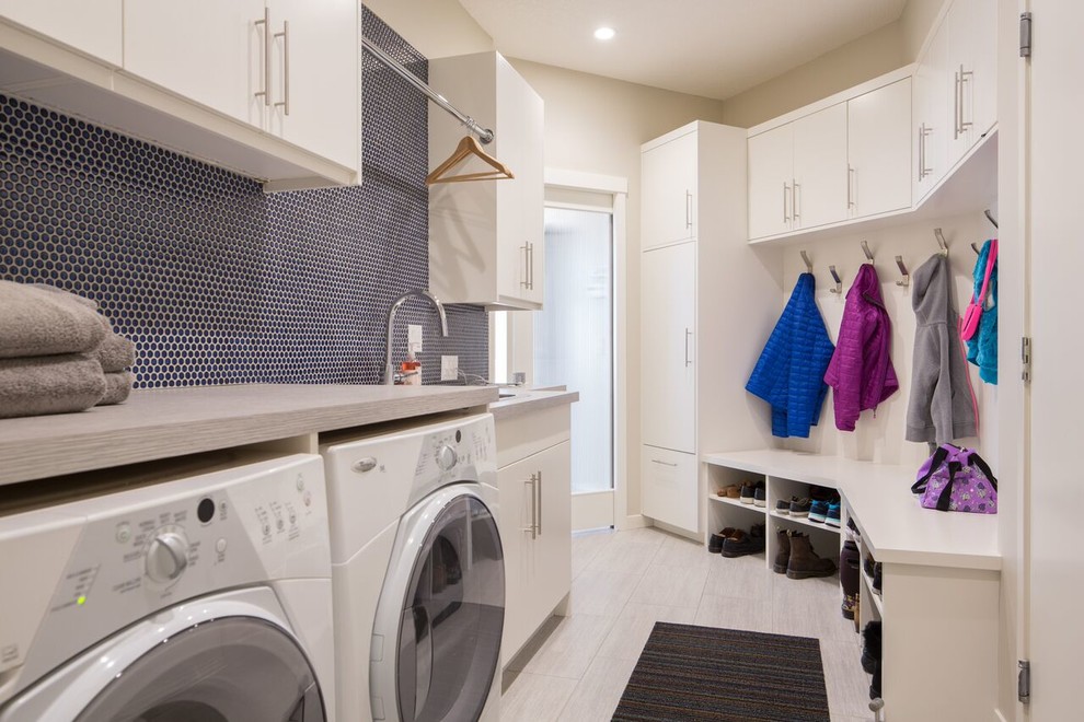 Foto de lavadero de galera actual con armarios con paneles lisos, puertas de armario blancas y paredes beige