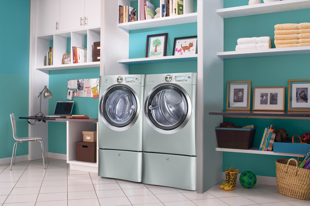 Foto di una grande lavanderia multiuso con nessun'anta, ante bianche, pareti blu, pavimento in travertino, lavatrice e asciugatrice affiancate e pavimento bianco