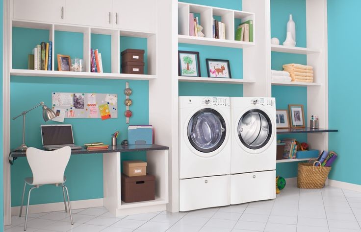 Modelo de lavadero multiusos y lineal actual pequeño con armarios abiertos, puertas de armario blancas, paredes azules, suelo de travertino, lavadora y secadora juntas y suelo blanco