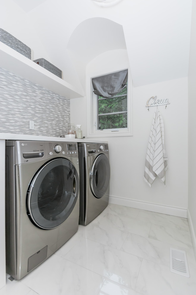 Imagen de cuarto de lavado lineal tradicional renovado pequeño con encimera de cuarzo compacto, paredes blancas, suelo de baldosas de porcelana, lavadora y secadora juntas y suelo blanco