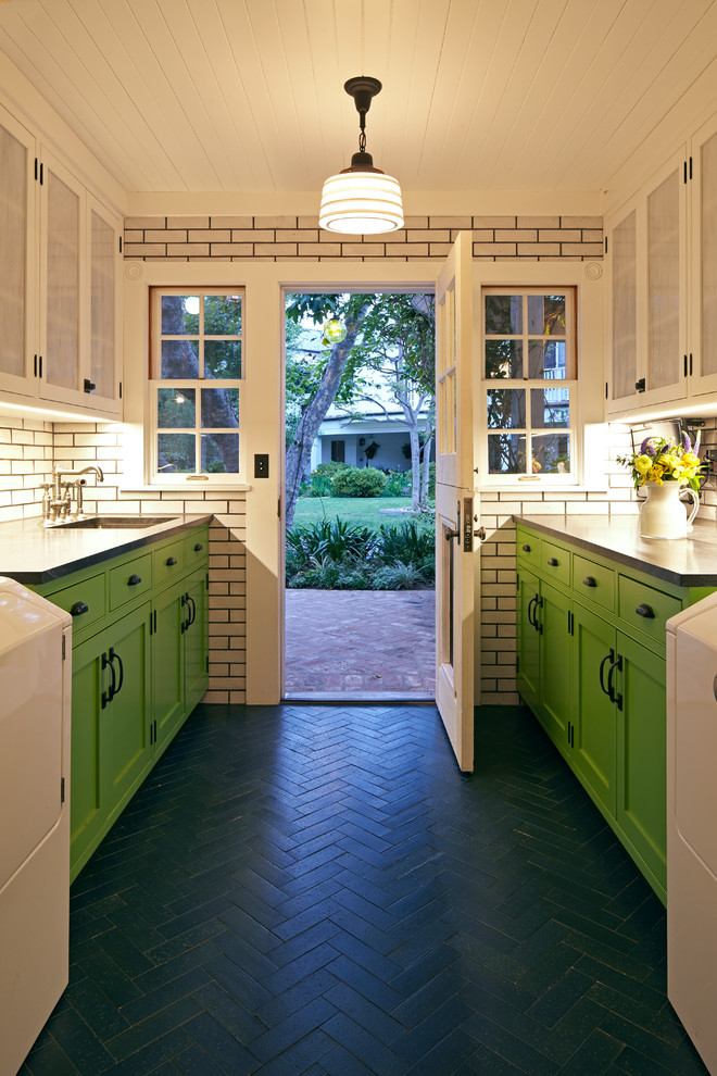 Diseño de cuarto de lavado de galera clásico grande con puertas de armario verdes, fregadero bajoencimera, encimera de acrílico y paredes blancas