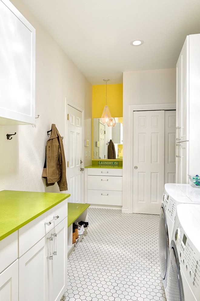 Bild på ett mellanstort vintage grön u-format grönt grovkök, med en undermonterad diskho, luckor med infälld panel, vita skåp, bänkskiva i kvarts, vita väggar, klinkergolv i porslin, en tvättmaskin och torktumlare bredvid varandra och vitt golv