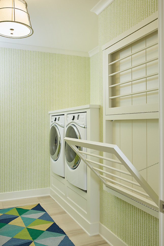 Idee per una grande sala lavanderia classica con ante con riquadro incassato, ante bianche, lavatrice e asciugatrice affiancate e pavimento multicolore