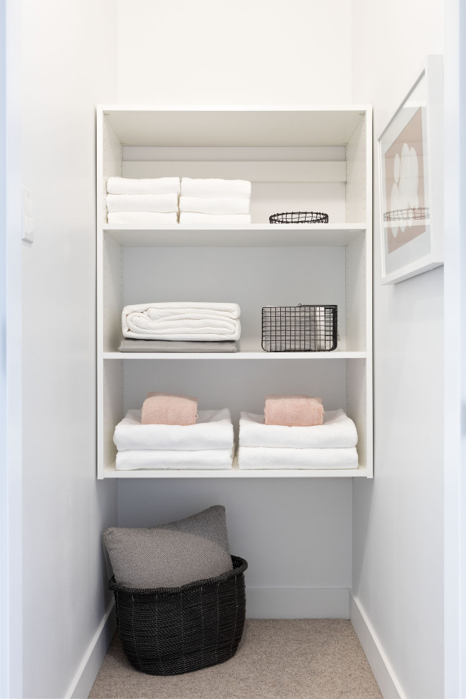 Diseño de armario lavadero escandinavo pequeño con armarios estilo shaker y puertas de armario blancas
