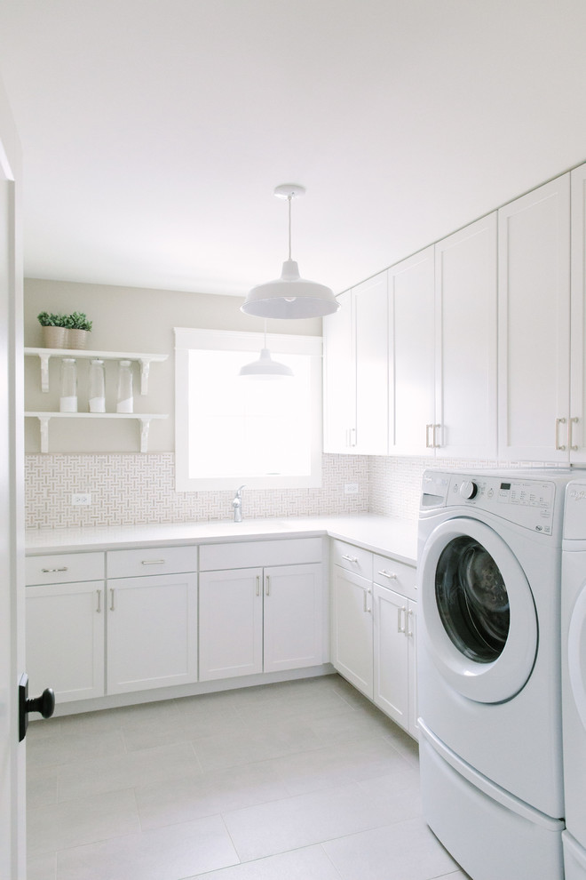 Ejemplo de cuarto de lavado en L campestre con armarios estilo shaker, puertas de armario blancas, paredes beige, lavadora y secadora juntas, suelo blanco y encimeras blancas