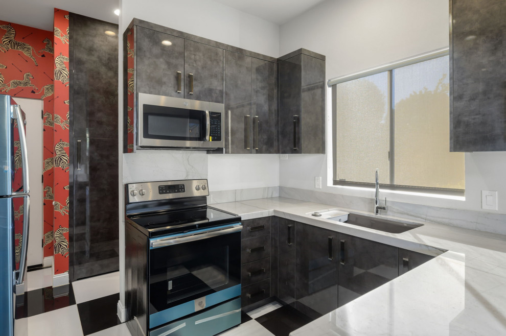 Exempel på en eklektisk tvättstuga, med släta luckor, grå skåp, bänkskiva i kvartsit, grå väggar, klinkergolv i keramik och svart golv