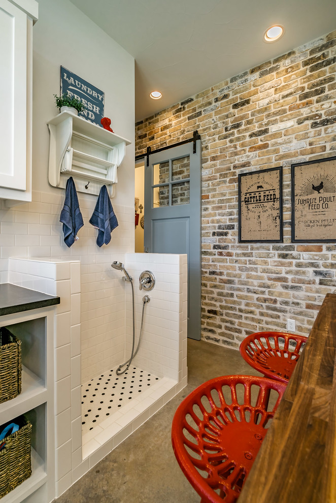 This is an example of an utility room in Austin.