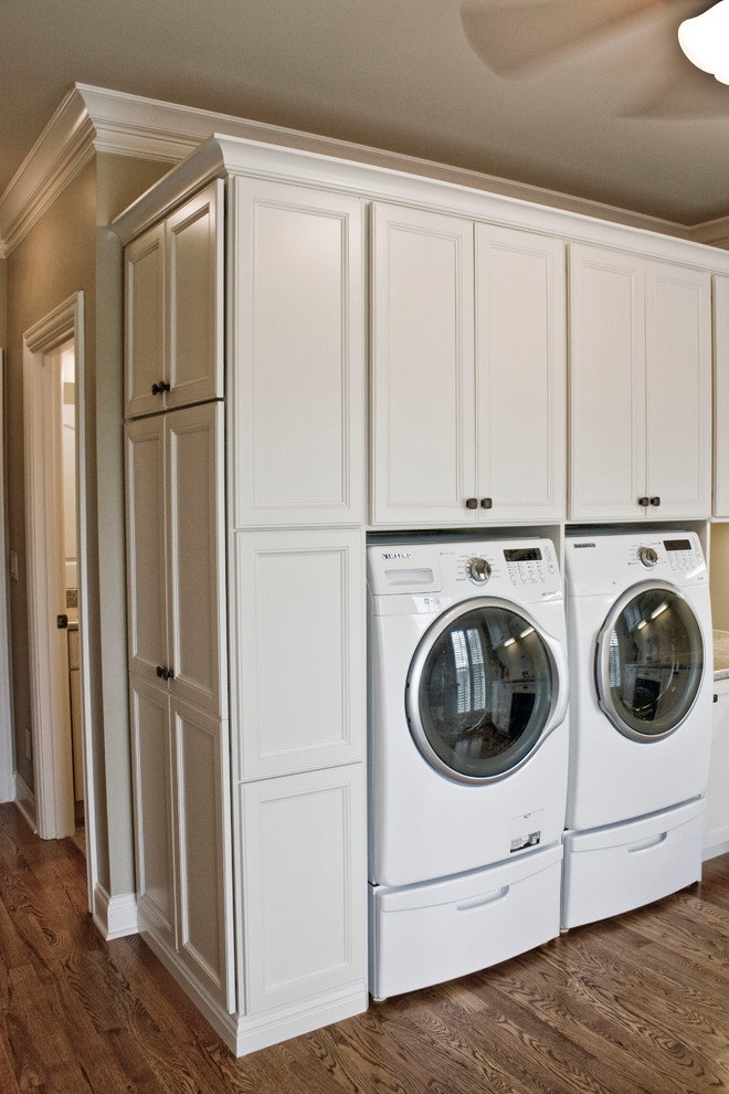 Laundry room - traditional laundry room idea in Nashville