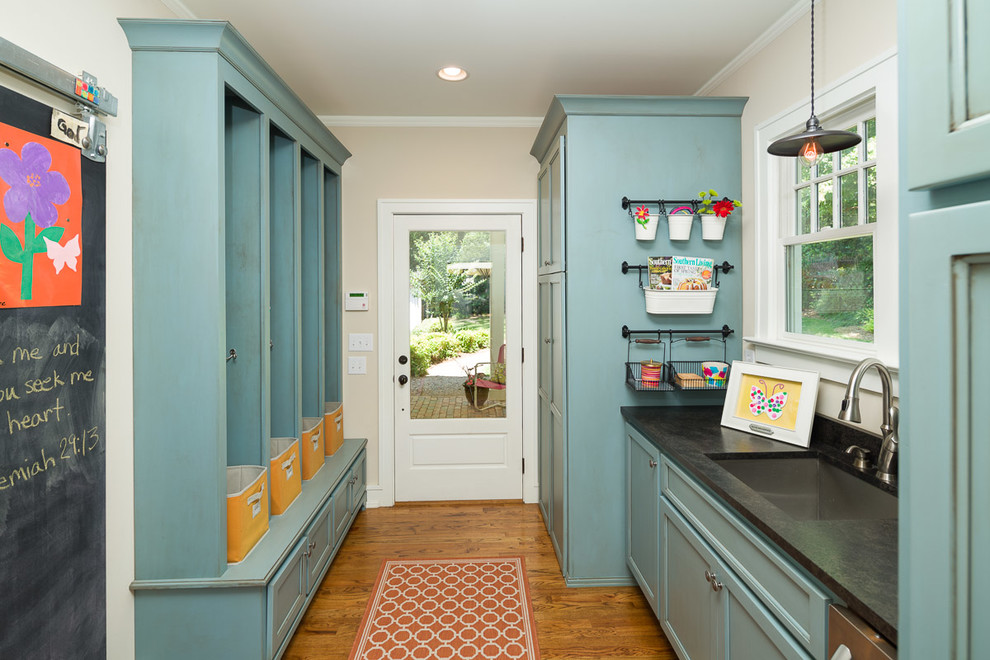 Multifunktionaler, Zweizeiliger, Kleiner Klassischer Hauswirtschaftsraum mit Unterbauwaschbecken, Schrankfronten mit vertiefter Füllung, blauen Schränken, Granit-Arbeitsplatte, beiger Wandfarbe und braunem Holzboden in Atlanta