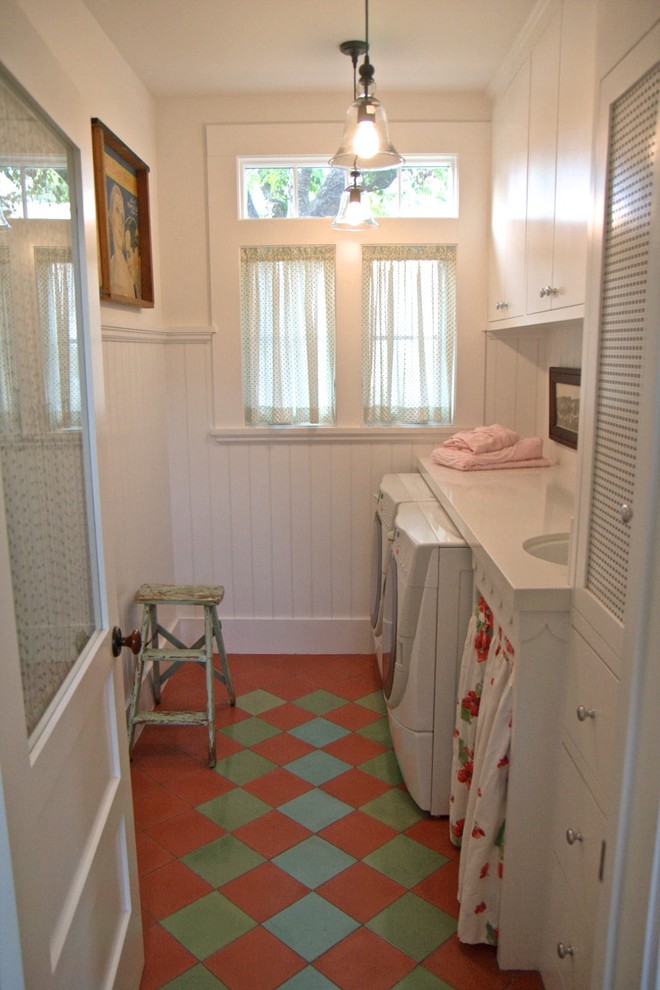 Laundry room - mid-sized shabby-chic style laundry room idea in Los Angeles