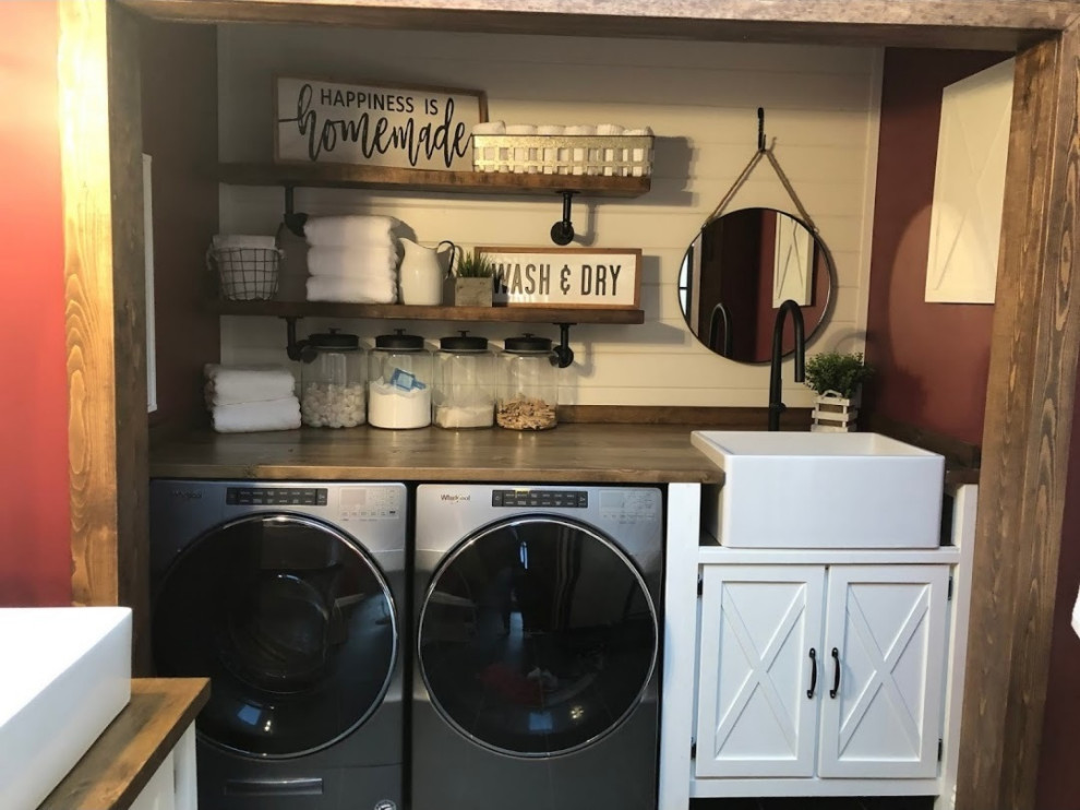 Foto di una piccola lavanderia multiuso country con lavello stile country, ante in stile shaker, top in legno, lavatrice e asciugatrice affiancate e top marrone