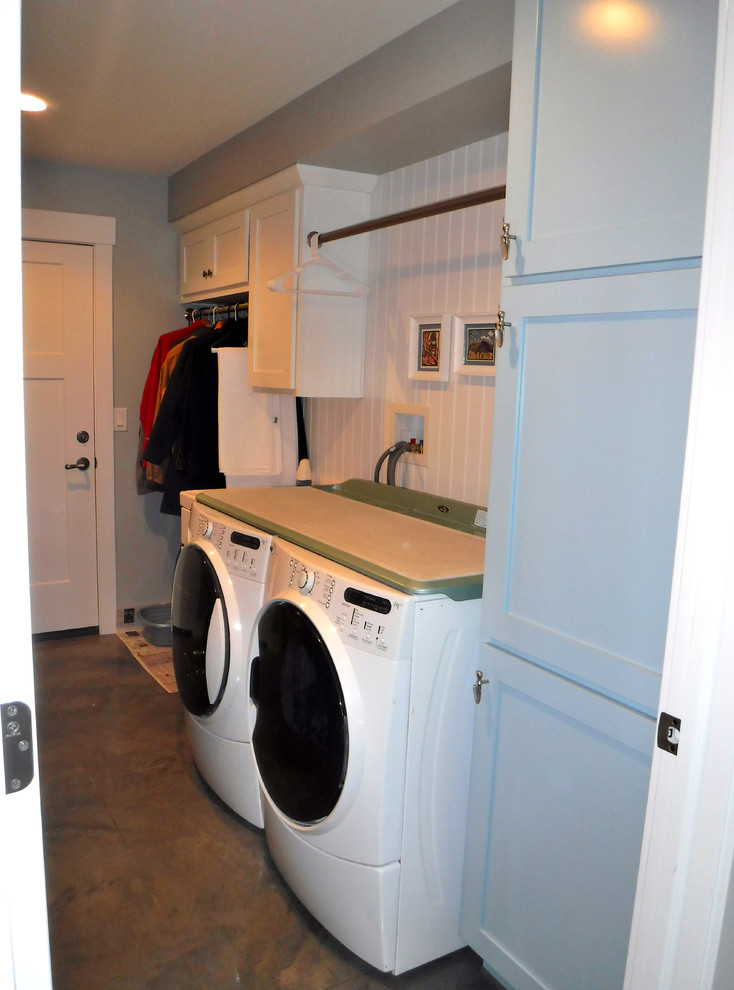 Zweizeilige, Mittelgroße Landhausstil Waschküche mit Schrankfronten im Shaker-Stil, grauer Wandfarbe, Betonboden, Waschmaschine und Trockner nebeneinander und weißen Schränken in Salt Lake City