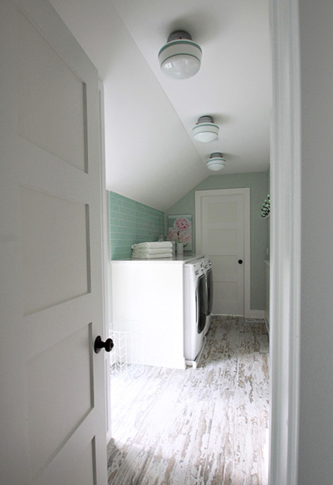 Einzeilige, Kleine Landhausstil Waschküche mit weißen Schränken, Marmor-Arbeitsplatte, Waschmaschine und Trockner nebeneinander, profilierten Schrankfronten, grüner Wandfarbe und Porzellan-Bodenfliesen in Chicago