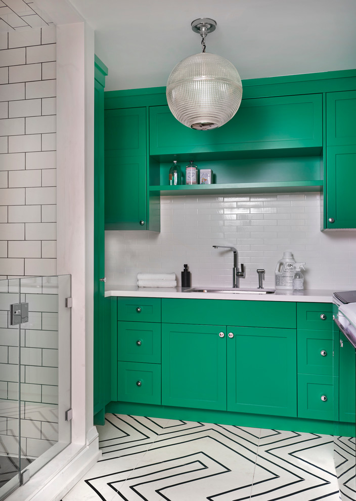 Diseño de lavadero multiusos campestre con fregadero bajoencimera, armarios con paneles empotrados, puertas de armario verdes y paredes blancas