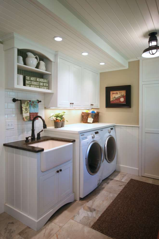 Bild på en liten lantlig linjär tvättstuga enbart för tvätt, med en rustik diskho, skåp i shakerstil, vita skåp, bänkskiva i koppar, beige väggar, en tvättmaskin och torktumlare bredvid varandra och beiget golv