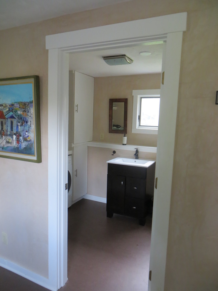 Immagine di una lavanderia country con lavello a vasca singola, pareti beige, pavimento in linoleum, lavatrice e asciugatrice affiancate, pavimento rosso e top bianco