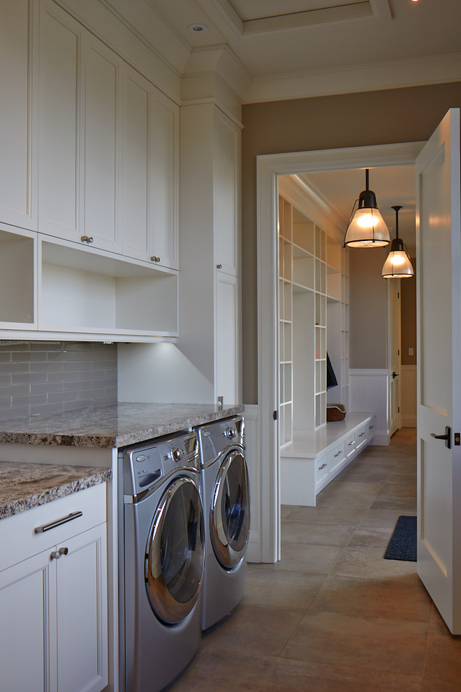 トロントにあるカントリー風のおしゃれな洗濯室 (ll型、グレーの壁、テラコッタタイルの床、左右配置の洗濯機・乾燥機) の写真
